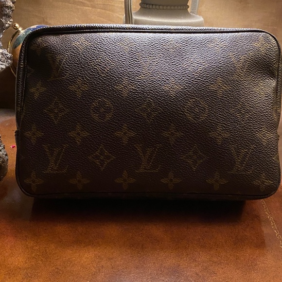 Louis Vuitton Trousseau Toiletry
Pouch Monogram 23 Brown Clutch - Picture 3 of 11